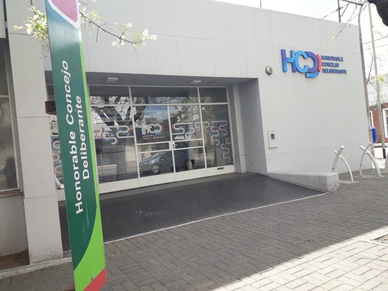 La oposici�n falt� a la reuni�n por la venta de la calle a Loma Negra